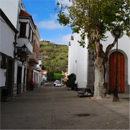 Vista del Lateral de la Iglesia y del Parque Municipal